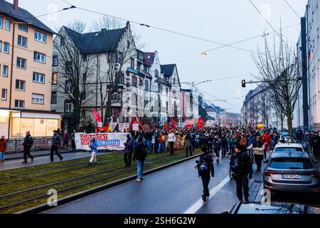 Fribourg, Allemagne. 10 février 2025. La marche de protestation conduira du centre-ville de Fribourg au Bürgerhaus Zähringen, où se déroulera la fête. Un nombre de participants à quatre chiffres est attendu. Crédit : Philipp von Ditfurth/dpa/Alamy Live News Banque D'Images