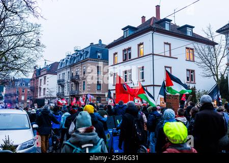 Fribourg, Allemagne. 10 février 2025. Les participants à une démonstration marchent à travers Fribourg. La marche de protestation mène du centre-ville de Fribourg au Bürgerhaus Zähringen, où se déroule la fête. Un nombre de participants à quatre chiffres est attendu. Crédit : Philipp von Ditfurth/dpa/Alamy Live News Banque D'Images