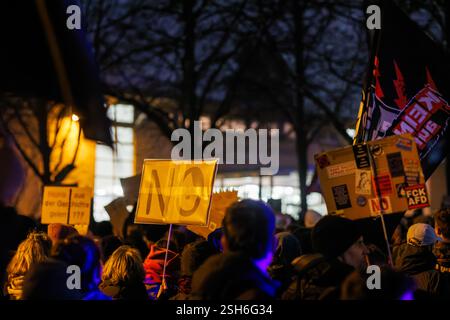 Fribourg, Allemagne. 10 février 2025. Les participants à une démonstration traversent Fribourg pendant que quelqu'un brandit un panneau indiquant « NON ». La marche de protestation mène du centre-ville de Fribourg au Bürgerhaus Zähringen, où se déroule la fête. Un nombre de participants à quatre chiffres est attendu. Crédit : Philipp von Ditfurth/dpa/Alamy Live News Banque D'Images