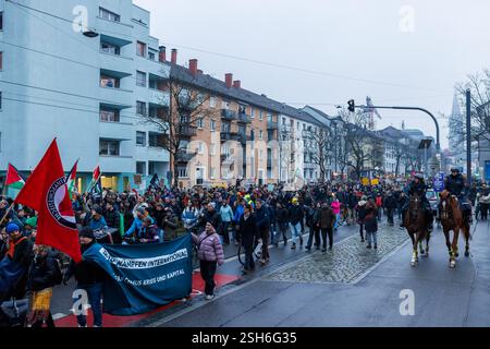 Fribourg, Allemagne. 10 février 2025. Les participants à une démonstration marchent à travers Fribourg. La marche de protestation mène du centre-ville de Fribourg au Bürgerhaus Zähringen, où se déroule la fête. Un nombre de participants à quatre chiffres est attendu. Crédit : Philipp von Ditfurth/dpa/Alamy Live News Banque D'Images