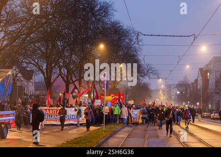 Fribourg, Allemagne. 10 février 2025. Les participants à une démonstration marchent à travers Fribourg. La marche de protestation mène du centre-ville de Fribourg au Bürgerhaus Zähringen, où se déroule la fête. Un nombre de participants à quatre chiffres est attendu. Crédit : Philipp von Ditfurth/dpa/Alamy Live News Banque D'Images