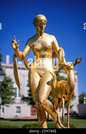 Fontaine Joseph Darlington nymphe et fauve Washington DC // WASHINGTON DC — la fontaine Joseph Darlington, créée par le sculpteur Carl Paul Jennewein en 1923, se trouve aux rues Fifth et d NW. La fontaine en bronze doré présente des figures grandeur nature d'une nymphe et d'un fauve au sommet d'un piédestal octogonal en marbre. Commandé par la Washington Bar Association, le mémorial rend hommage à Joseph James Darlington, éminent avocat de DC. Banque D'Images