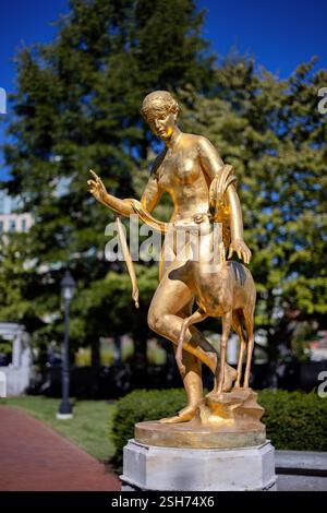 Joseph Darlington Fountain Washington DC // WASHINGTON DC — la Joseph Darlington Fountain, créée par le sculpteur Carl Paul Jennewein en 1923, se trouve sur Fifth Street et d Street NW. La fontaine en bronze doré présente des figures grandeur nature d'une nymphe et d'un fauve au sommet d'un piédestal octogonal en marbre. Commandé par la Washington Bar Association, le mémorial rend hommage à Joseph James Darlington, éminent avocat de DC. Banque D'Images