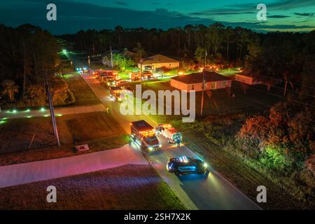 Premiers intervenants enquêtant sur les risques d'incendie dans une maison privée. Le personnel des services d'urgence réagit à l'accident de monoxyde de carbone sur une résidence en Floride Banque D'Images