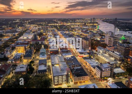 Ancienne architecture de ville historique dans le sud des États-Unis. Vue d'en haut des rues illuminées de Savannah, Géorgie la nuit Banque D'Images