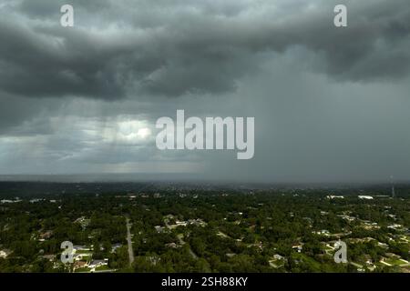 Nuages orageux se formant pendant l'orage sur le ciel sombre. Déplacement et changement du temps de paysage nuageux Banque D'Images