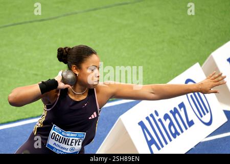 Leichtathletik, 5 ans. Réunion INTÉRIEURE de l'ISTAF Duesseldorf, 09. 02. 2024 PSD - Bank - Dôme in Duesseldorf Yemisi OGUNLEYE (GER) Kugelstossen Foto : Norbert Schmidt, Düsseldorf Banque D'Images