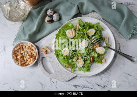 Délicieuse salade de laitue verte du printemps à l'été. Nourriture saine et savoureuse. Banque D'Images