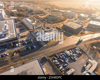 Vue aérienne ensoleillée d'un parc industriel avec de nombreuses voitures garées et de grands bâtiments, Gueltstein, Herrenberg, Allemagne, Europe Banque D'Images