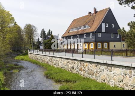 Mandau et Umgebindehaeuser cotée dans la région de Laeuterau, Seifhennersdorf, Zittauer Gebirge, Saxe, Allemagne, Europe Banque D'Images