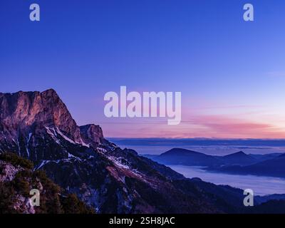 Aube sur l'Untersberg, Berchtesgaden Alpes, plaine dans le brouillard derrière, Bischofswiesen, Berchtesgadener Land, haute-Bavière, Bavière, Allemagne, Europe Banque D'Images