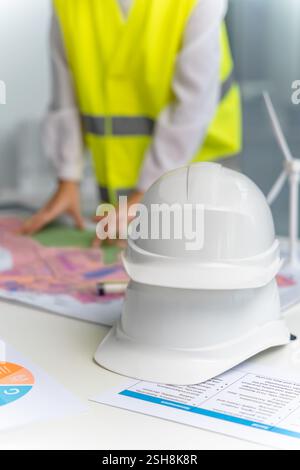Capuchon de protection sur la table avec des maquettes d'éolienne Banque D'Images