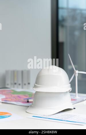 Capuchon de protection sur la table avec des maquettes d'éolienne Banque D'Images