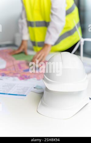 Capuchon de protection sur la table avec des maquettes d'éolienne Banque D'Images