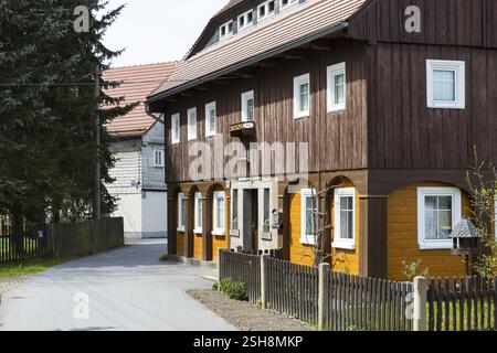 Inscrite à la liste Umgebindehaeuser in the Laeuterau, Seifhennersdorf, Zittauer Gebirge, Saxe, Allemagne, Europe Banque D'Images