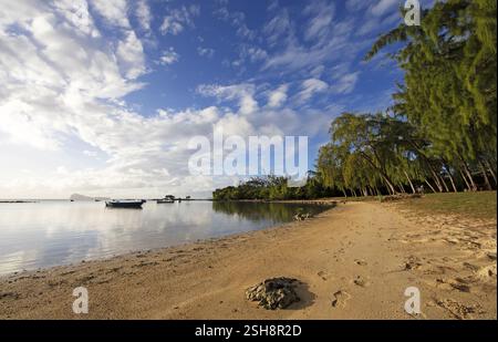 Plage de sable doré sur l'océan Indien près de Calodyne, avec Gunner's coin Island en arrière-plan, quartier de rivière du Rempart, Maurice, Afrique Banque D'Images