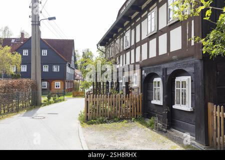 Inscrite à la liste Umgebindehaeuser in the Laeuterau, Seifhennersdorf, Zittauer Gebirge, Saxe, Allemagne, Europe Banque D'Images