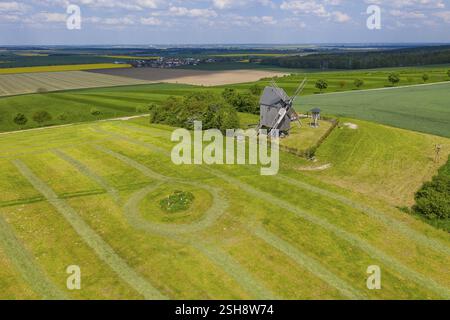 Vue aérienne de Liebschuetzberg avec moulin à vent, en arrière-plan le district de Laas, district de Saxe du Nord, Saxe, Allemagne, Europe Banque D'Images