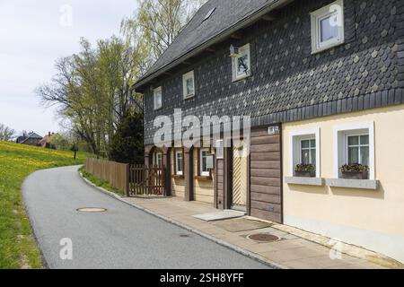 Inscrite à la liste Umgebindehaeuser in the Laeuterau, Seifhennersdorf, Zittauer Gebirge, Saxe, Allemagne, Europe Banque D'Images