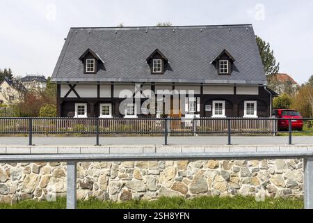 Inscrite à la liste Umgebindehaeuser in the Laeuterau, Seifhennersdorf, Zittauer Gebirge, Saxe, Allemagne, Europe Banque D'Images