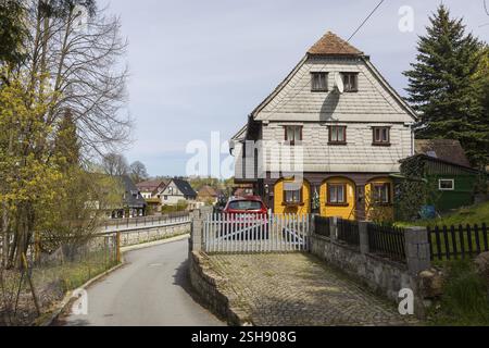 Inscrite à la liste Umgebindehaeuser in the Laeuterau, Seifhennersdorf, Zittauer Gebirge, Saxe, Allemagne, Europe Banque D'Images