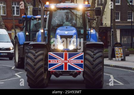 Londres, Angleterre, Royaume-Uni. 10 février 2025. Un tracteur traverse le centre de Londres alors que les agriculteurs organisent une autre manifestation contre les droits de succession à Westminster. (Crédit image : © Vuk Valcic/ZUMA Press Wire) USAGE ÉDITORIAL SEULEMENT! Non destiné à UN USAGE commercial ! Banque D'Images