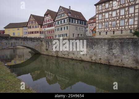 Vue de Grasboedele aux maisons à colombages sur le Kocher, Kochertal, Schwaebisch Hall, Allemagne, Europe Banque D'Images