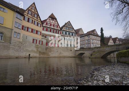 Vue de Grasboedele aux maisons à colombages sur le Kocher, Kochertal, Schwaebisch Hall, Allemagne, Europe Banque D'Images