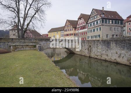 Vue de Grasboedele aux maisons à colombages sur le Kocher, Kochertal, Schwaebisch Hall, Allemagne, Europe Banque D'Images