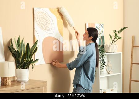 Jeune femme avec pp-Duster dans le salon Banque D'Images