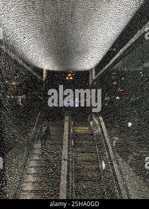 Verre brisé à l'entrée de la gare Montgomery BART sur Market Street à San Francisco, Californie. Banque D'Images