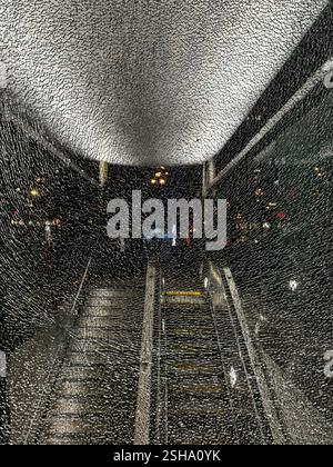 Verre brisé à l'entrée de la gare Montgomery BART sur Market Street à San Francisco, Californie. Banque D'Images