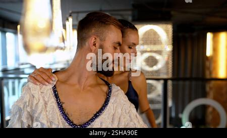 Un beau jeune couple est prêt pour une danse de salle de bal. Couple dansant dans un restaurant, attendant de danser. Homme et femme dansant dans un studio de danse. Banque D'Images
