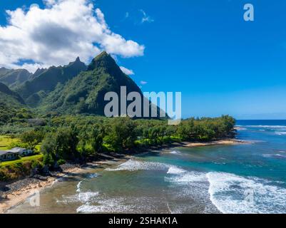 Vue aérienne des falaises Napali de l'île de Kauai et du littoral serein Banque D'Images