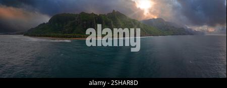 Vue aérienne des falaises de la côte de Napali et des plages sur l'île de Kauai Banque D'Images