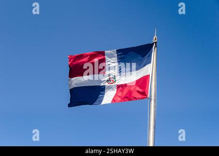 Drapeau de la République dominicaine sur la Plaza de España - Santo Domingo Banque D'Images