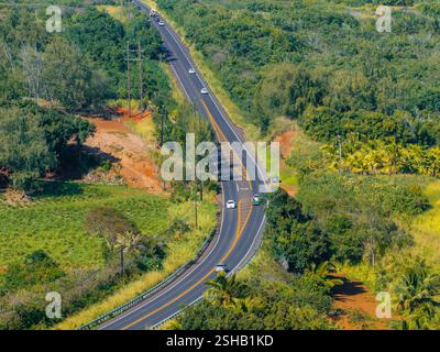Vue aérienne de Winding Road à travers une végétation luxuriante sur l'île de Kauai Banque D'Images