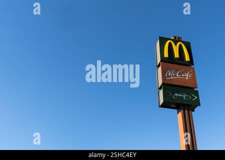 Lecco, Italie - 10.09.2022 : signalisation McDonald's face à un ciel bleu clair pour les concepts de marque et de publicité de restauration rapide Banque D'Images