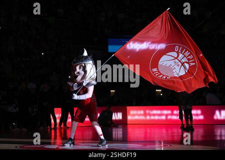 Milan, Italie. 10 février 2025. Italie, Milan, 2025 01 30 : Fiero 1936 (Armani Milan mascotte) pendant le match de basket EA7 Emporio Armani Milan vs Panathinaikos Athènes, EuroLeague 2024-2025, Round 24, Forum Unipol. Italie, Milan, 2025 01 30 : EA7 Emporio Armani Milan vs Panathinaikos Athènes. Euroleague 2024/2025, Round 24, disputé au Forum Unipol. (Crédit image : © Fabrizio Andrea Bertani/Pacific Press via ZUMA Press Wire) USAGE ÉDITORIAL SEULEMENT! Non destiné à UN USAGE commercial ! Banque D'Images