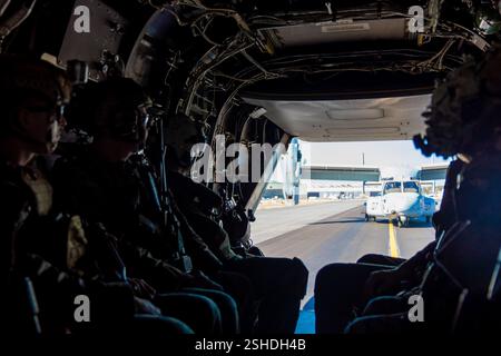 U.S. Marines avec Golf Company, 2nd Battalion, 2nd Marine Regiment chevauchent un MV-22 Osprey Aircraft avec Marine Medium Tiltrotor Squadron 261 (VMM-261) lors de la récupération tactique des aéronefs et de la formation du personnel (TRAP) à la Marine corps Air Station New River, Caroline du Nord, le 4 février 2025. La capacité de mener des missions de récupération de PIÈGES et de personnel permet à la 26e unité expéditionnaire des Marines et à ses forces de réagir rapidement aux avions abattus et de sauver des personnes dans des endroits isolés ou dangereux. (Photo du corps des Marines des États-Unis par le caporal Jack Labrador) Banque D'Images