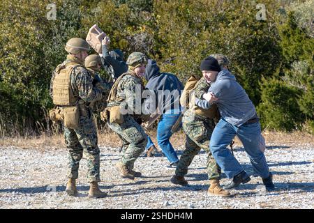 Les Marines des États-Unis avec le bataillon de logistique de combat 22, combat Logistics Regiment 27, empêchent les joueurs de percer un point de contrôle d'entrée pendant un exercice d'aide humanitaire à l'étranger dans le cadre d'un exercice d'entraînement sur le terrain de la 26e unité expéditionnaire des Marines, Camp de base du corps des Marines Lejeune, Caroline du Nord, 15 janvier 2025. La 26e unité expéditionnaire des Marines a mené un exercice d'interopérabilité air-sol de la Force opérationnelle des Marines avec des éléments du 2e Bataillon, du 2e Régiment de Marines comme élément de combat terrestre, du bataillon de logistique de combat 22, du Régiment de logistique de combat 27 comme élément de combat logistique, et Banque D'Images
