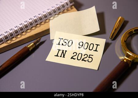 Homme d'affaires cliquez sur approuver la coche d'assurance qualité ISO 9001 pour montrer que le système de gestion dans les affaires mondiales a été certifié par l'audito Banque D'Images