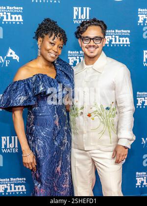 Tapis rouge arrivées Karen Chapman et Enrique Banqued (GARDIEN DU VILLAGE). Le 40e Festival international du film de Santa Barbara Variety artisans Awards au Arlington Theatre de Santa Barbara, CA, le 8 février 2024. (Photo de Rod Rolle/Sipa USA) crédit : Sipa USA/Alamy Live News Banque D'Images