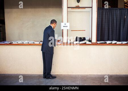 Le président Barack Obama signe des livres à l'Hôtel de ville de Costa Mesa. OC Fair & Event Center à Costa Mesa, Californie 3/18/09. Photo Officiel de la Maison Blanche par Pete Souza Banque D'Images