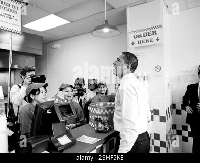 Le président Obama arrêtés déjeuner à cinq gars à Washington, D.C. Au cours d'une sortie midi 29 mai 2009. (Photo Officiel de la Maison Blanche par Pete Souza) officiel de la Maison Blanche Cette photographie est mis à disposition pour publication par les organismes de presse et/ou pour un usage personnel l'impression par le sujet(s) de la photographie. La photo peut ne pas être manipulé ou utilisé de quelque façon que ce soit dans les matériaux, les publicités, les produits ou promotions n'en aucune façon suggérer l'approbation ou l'approbation du Président, la première famille, ou la Maison Blanche. Banque D'Images
