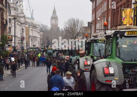 Londres, Royaume-Uni. 10 février 2025. Les tracteurs bloquent Whitehall pendant la démonstration. Les fermiers bloquèrent Whitehall avec des centaines de tracteurs alors qu'ils organisaient une autre manifestation contre l'impôt sur les successions. Crédit : SOPA images Limited/Alamy Live News Banque D'Images