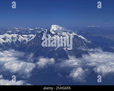 Vue sur la chaîne de montagnes de l'Himalaya lors d'un vol de Katmandou à Pokhara - Népal Banque D'Images