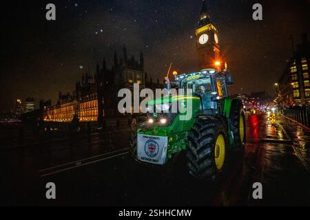 Londres, Royaume-Uni. 10 février 2025. Des tracteurs traversent le pont de Westminster pour rentrer chez eux après une journée de manifestation. La circulation a de nouveau été stoppée dans le centre de Londres, des centaines de tracteurs bloquant toute la longueur de Whitehall. Dans une action nationale organisée par ìSAVE BRITISH FARMINGî, des agriculteurs de tout le pays ont convergé à Londres pour protester contre le régime de taxes de succession Governmentís qui frappe durement les agriculteurs. Crédit : SOPA images Limited/Alamy Live News Banque D'Images