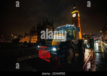 Londres, Royaume-Uni. 10 février 2025. Des tracteurs traversent le pont de Westminster pour rentrer chez eux après une journée de manifestation. La circulation a de nouveau été stoppée dans le centre de Londres, des centaines de tracteurs bloquant toute la longueur de Whitehall. Dans une action nationale organisée par ìSAVE BRITISH FARMINGî, des agriculteurs de tout le pays ont convergé à Londres pour protester contre le régime de taxes de succession Governmentís qui frappe durement les agriculteurs. (Photo de Lab Ky Mo/SOPA images/SIPA USA) crédit : SIPA USA/Alamy Live News Banque D'Images