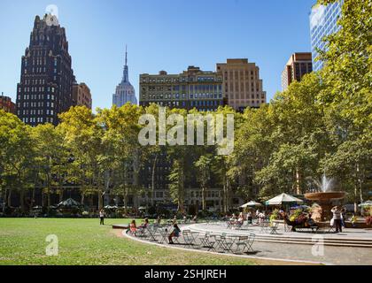 The Fountain, American Radiator Building et l'Empire State Building à Bryant Park, Midtown Manhattan, New York City Banque D'Images